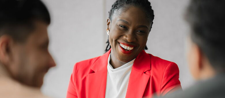 Personalberaterin im Gespräch mit Kunden. Grabowski & Rohmann Personalberatung Hamburg