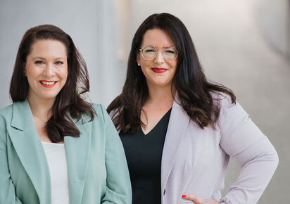 Geschäftsführerinnen von Grabowski & Rohmann Personalberatung Hamburg – eine trägt einen grünen Blazer, die andere einen Pastel-lila Blazer – erfahrene Expertinnen für Recruiting und Headhunting